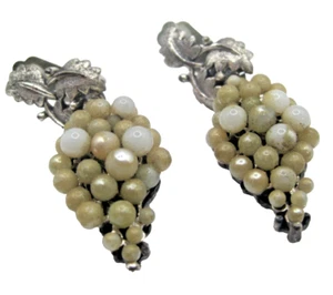 Vintage Tortolani Kunstperlen grau beige Traube Cluster silberfarben Clip Ohrringe - Bild 1 von 4