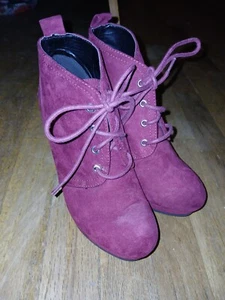 Qupid 5.5 Burgandy wedge faux suede lace up booties.Quipid 5.5 Burgandy... - Picture 1 of 5