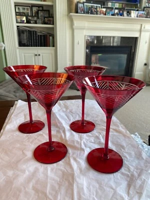 Vaso de Martini rojo alto (es) Home Essentials tallo de oblea transparente rubí imperial Foto 1 de 4
