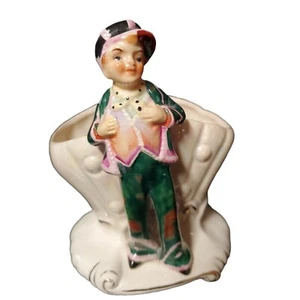 Vintage Napco Pflanzgefäß hübscher Junge S921A Zeitungsjunge Mütze Schlaghose gepunktet Schal - Bild 1 von 7