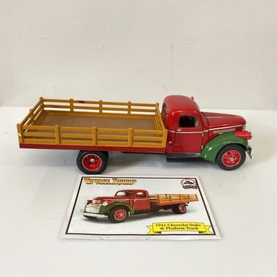 National Motor Museum Mint 1941 Chevy Stake Truch (Green/Red) - 1:32 Die Cast - Imagem 1 de 4