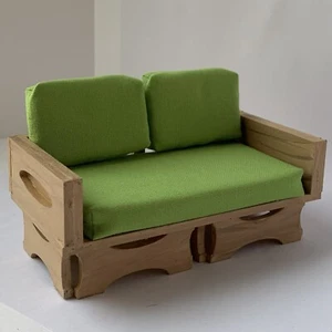 Asiento de amor moderno Mid Century escala 1:12 casa de muñecas miniatura verde rubio - Imagen 1 de 7