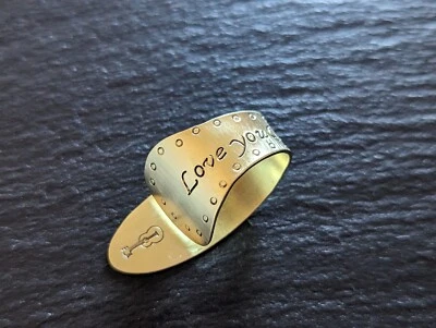 Pulgar Pick de latón con - Love you dad - hecho a mano y jugable - ukelele - banjo Foto 1 de 4