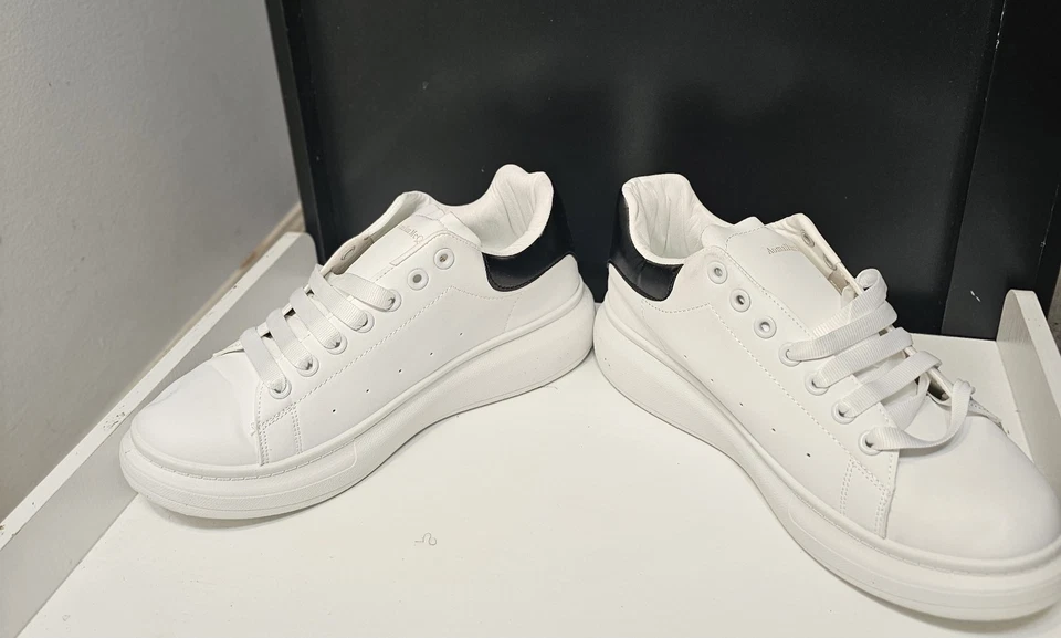 Casual Unisex Shoes for Men and Women Ideal for All Seasons. With High Quality - Image 1 of 4