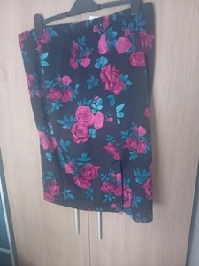 Knee Length Rose Pattern Skirt Size 18 Stretch Bodycon And Elasticated Waist - Picture 1 of 2