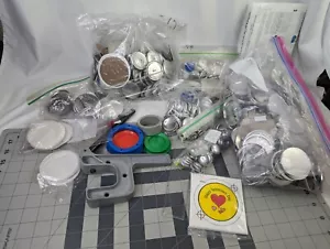 Lotto Forniture Accessori Attrezzi Pinbacks Button Maker Badge a Minit - Foto 1 di 13