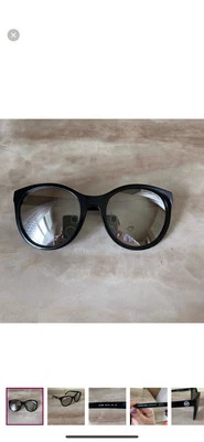 Gafas de sol Michael Kors plateadas con lentes espejadas con marco negro Foto 1 de 4