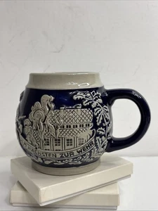 Taza de cerveza alemana de gres vintage - escena de cabaña en relieve azul y gris - Imagen 1 de 7
