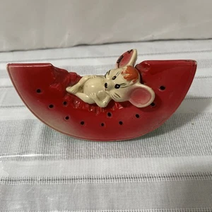 Banco de monedas vintage kitsch blanco ratón en rebanada de sandía plástico fruta Hong Kong - Imagen 1 de 5