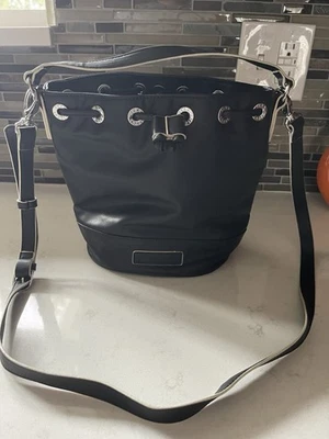 Bolso de mano Vera Bradley Bucket bandolera negro con cordón Foto 1 de 4