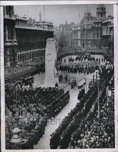 1951 Press Photo General view of the Remembrance Day Ceremony at the Cenotaph - Picture 1 of 2
