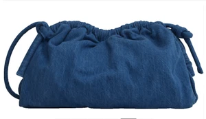 NUEVO CON ETIQUETAS $595 MANSUR GAVRIEL Lg. Bolso sin asas Denim Cloud Baguette - Imagen 1 de 8