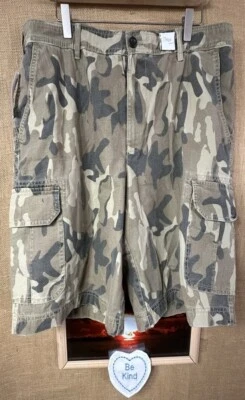 NUEVO CON ETIQUETAS Izod Hombres Camuflaje Carga Pantalones Cortos 38W 10.5L Cremallera Relajado Plano Foto 1 de 4