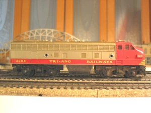 SET TRENO TRI-ANG HO/OO SERIE TRANSCONTINENTALE - LOCO + 7 VAGONI - ROSSO/ARGENTO - Foto 1 di 12