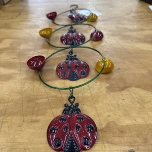 Evergreen 35"H Twirller, 3-stufiger Orbit, Marienkäfer - Bild 1 von 5