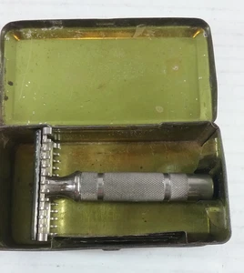 Rasoio di sicurezza 7 O' Clock doppio bordo in ottime condizioni latta verde - Foto 1 di 8