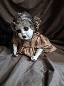 Bambola raccapricciante OOAK, posa strisciante, lunga 10 pollici, oggetto di scena di Halloween, dipinta a mano  - Foto 1 di 3