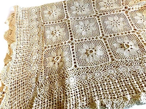 Vintage handgehäkelte Tischdecke mit gewelltem Rand 54"x72" schöne Details 3D Blumen - Bild 1 von 5