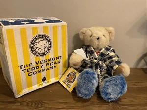 Vintage Vermont Teddybär trägt karierten Morgenmantel & blaue Hausschuhe im Originalkarton - Bild 1 von 7