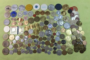 200+-LOTE DE CAJONES DE CHATARRA-FICHAS-MONEDAS EXTRANJERAS-CENTAVOS ALARGADOS-MISCELÁNEOS. - Imagen 1 de 18