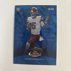 2024 Topps Team Finest Jayden Daniels (RC) Blue Refractor #/99 - Bild 1 von 2