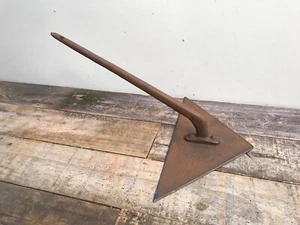 Antigua herramienta de mano oxidada triángulo raspador tabaco desmalezado herrero hecho marcado O P - Imagen 1 de 9