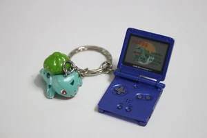 Nintendo Game Boy Advance SP & Pokemon Bulbasaur Figura / Portachiavi Retrò / Giappone - Foto 1 di 8