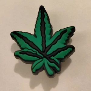 Dije de zapatos de cannabis hoja de marihuana verde material de PVC 1 pulgada decoración - Imagen 1 de 3