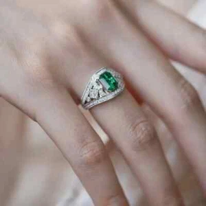 18ct White Gold Stunning Natural Diamond and Emerald Estate Ring VS - Picture 1 of 2