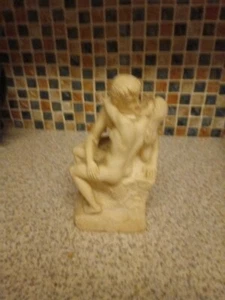 ABRAZO DE AMANTE PAREJA BESANDO ESTATUA ALABASTRO BLANCO 17CM ALTO 9CM X 7CM PÁTINA - Imagen 1 de 5