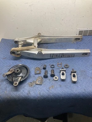 Suzuki RM250 1983 basculante freno trasero completo flotador eje ajustadores Foto 1 de 4