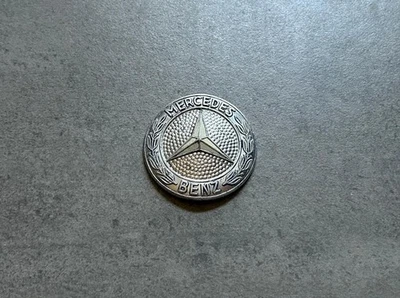 Mercedes-Benz W114 W115 Vintage OEM Parrilla Delantera Estrella Emblema 240D 300D Áspero Foto 1 de 4