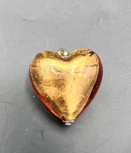 Colgante dorado de cristal de Murano en forma de corazón con cierre dorado para colgar - Imagen 1 de 8
