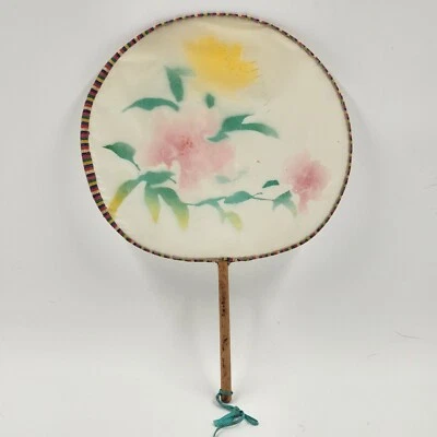 Abanico de mano de papel de arroz floral mango de bambú cuerda de lazo 1940-1950 Japón 12" x 8,5" Foto 1 de 4