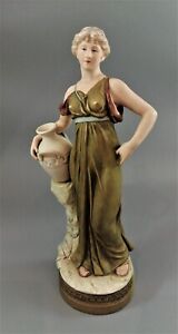 Beau Ancien Royal Dux Porcelaine Figurine Représentant Un Femme Tenant Un Carafe