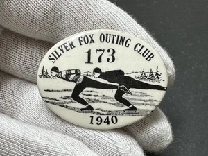 1940 ARGENTO VOLPE OUTING CLUB BIANCO E NERO SPILLA PATTINAGGIO SU GHIACCIO WOODSVILLE, NH? M44 - Foto 1 di 7