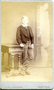 Photographic portrait of a well-dressed young boy - Photo, circa 1880s - Imagen 1 de 2