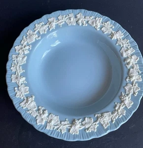 Vintage Wedgwood Of Etruria & Barlaston Embossed Queensware Rimmed Soup Bowl 8”  - Imagen 1 de 6