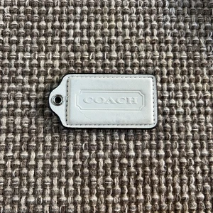 Bolso grande COACH 2,5 beige crema charol plata llavero dije etiqueta colgante marfil - Imagen 1 de 5