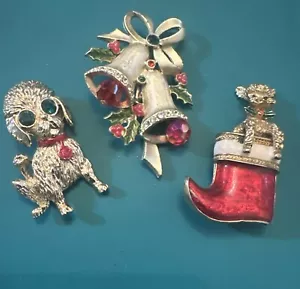 VINTAGE SCHMUCK WEIHNACHTEN BROSCHE ANSTECKNADEL KONVOLUT (3) EMAILLE STRASS HUND GLOCKEN STIEFEL - Bild 1 von 3