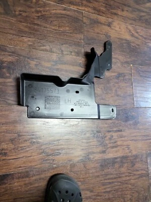 OEM NEW 18-20 GM Chevrolet Traverse Sport Driver Side Fender Deflector 84175573 - Image 1 of 4