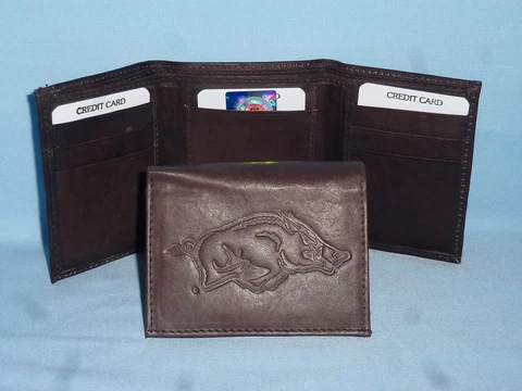 ARKANSAS RAZORBACKS   Leather TriFold Wallet    NEW    dkbr 3  m1 Cover