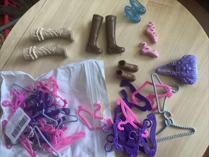 Konvolut 5 Paar Barbie verschiedene Schuhe, Kleiderbügel und Handtasche - Bild 1 von 4