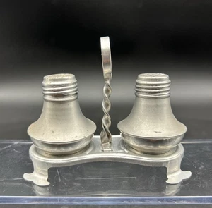 Pequeñas cocteleras vintage de aluminio para sal y pimienta con bandeja de mango de 2" de alto - Imagen 1 de 10