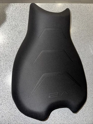 SEDILE PILOTA ORIGINALE DUCATI PANIGALE 595P6412AE V2 24- - Immagine 1 di 4