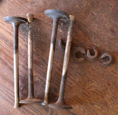 Cuatro válvulas y retenedores de motor usados de un modelo antiguo "A" Ford 5 11/16" X 1 1/2" Foto 1 de 4