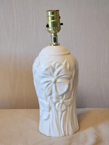 Vintage White Ceramic Floral Crown Creative Ind Table Lamp Tested Does Not Work - Picture 1 of 10