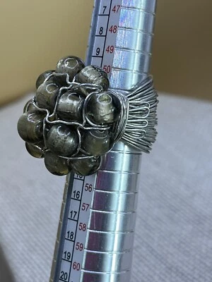 Hermoso anillo de alambre envuelto hecho a mano con racimo de cuentas grises Foto 1 de 4