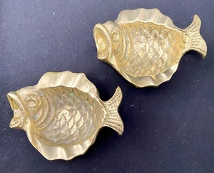 BELLEZA DE COLECCIÓN PAR DE CENICEROS DECORATIVOS DE PATAS DE LATÓN SÓLIDO 3,5" FORMA DE PESCADO en muy buena condición - Imagen 1 de 4