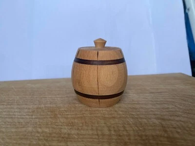 Pequeño barril de madera para almacenar sal Foto 1 de 4